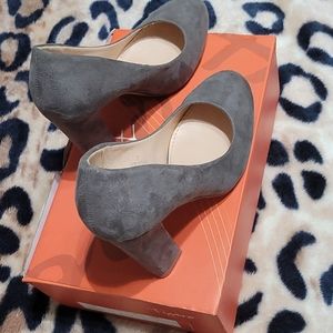 Zapatillas color gris ,Marca Celia nuevos no estan